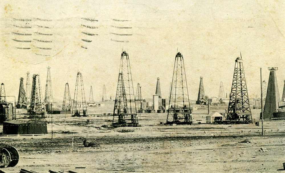 This photograph shows the oil rigs and production industry in Oklahoma. By the early 1900s Oklahoma was the country’s leading oil producer.